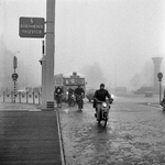 125612 Afbeelding van het verkeer bij de rotonde op het Leidseveer te Utrecht, vanaf de Catharijnebrug, tijdens mist.